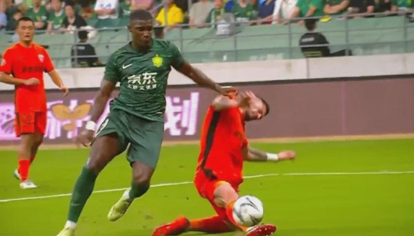 创盈中心 国安队7-0玉昆队2大争议：法比奥进球应无效？外援报复性踢人染红